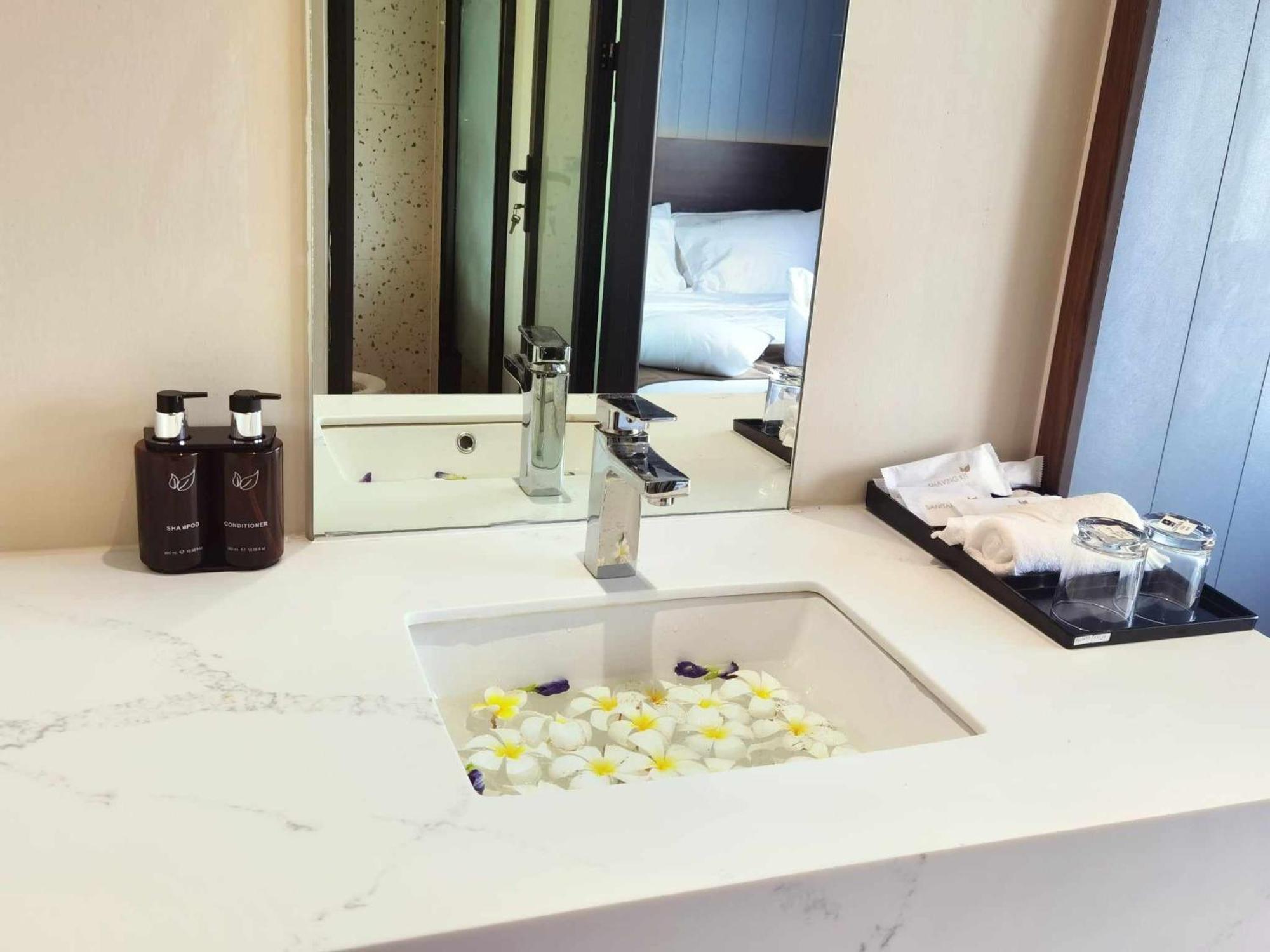 Lucie Hotel Виентиане Екстериор снимка